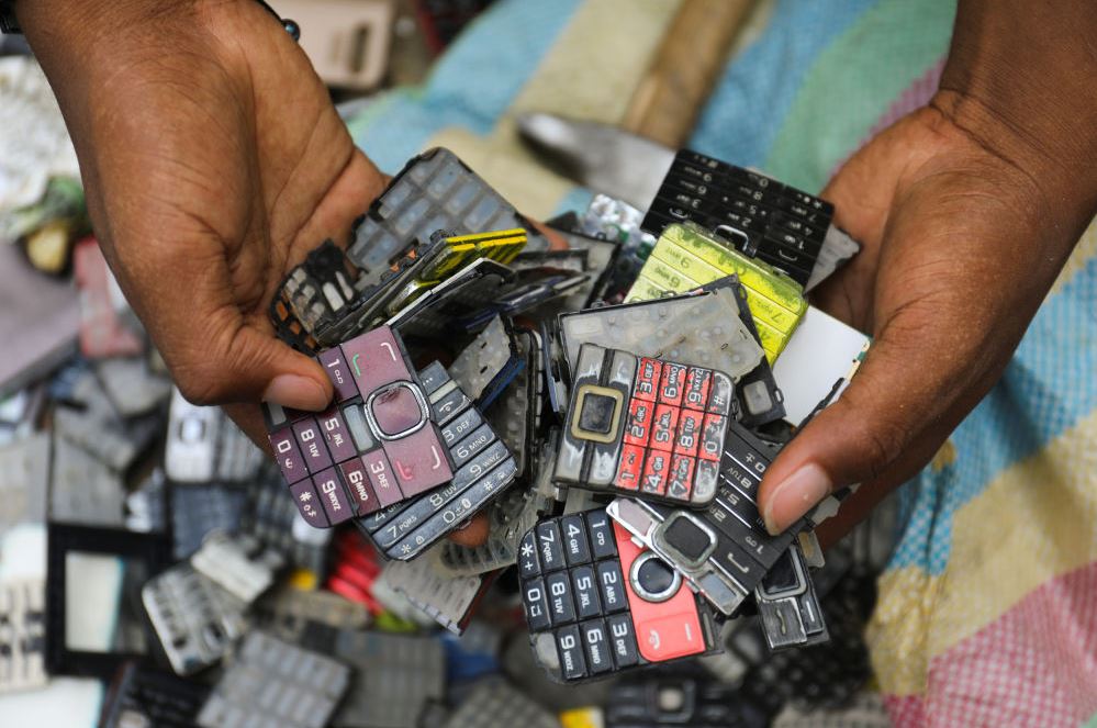 Cet artiste de la Côte d'Ivoire insuffle une nouvelle vie aux déchets électroniques - Abidjan Magazine