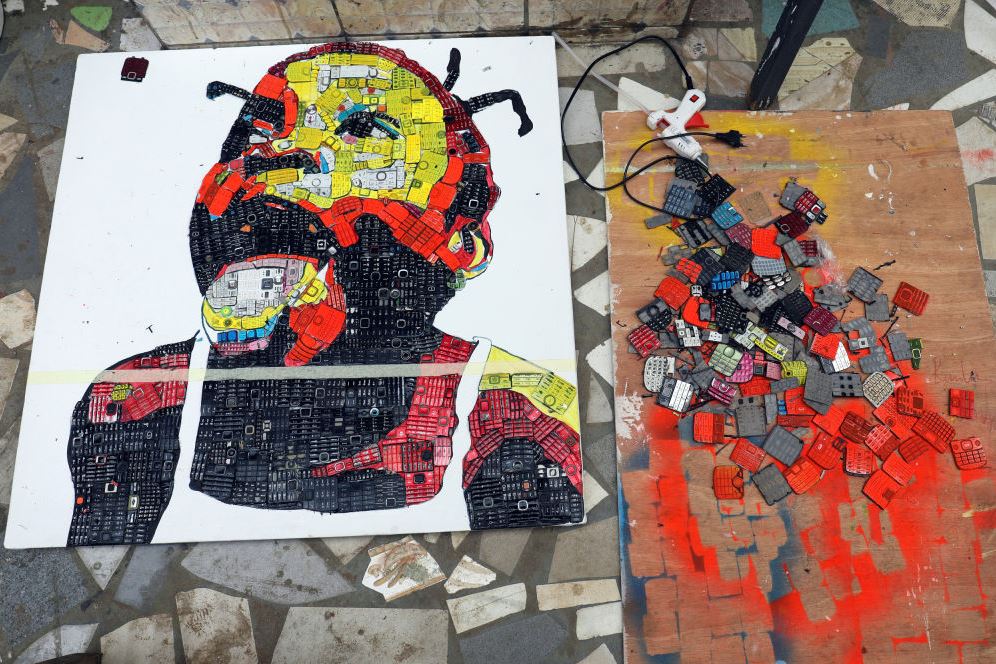 Cet artiste de la Côte d'Ivoire insuffle une nouvelle vie aux déchets électroniques - Abidjan Magazine
