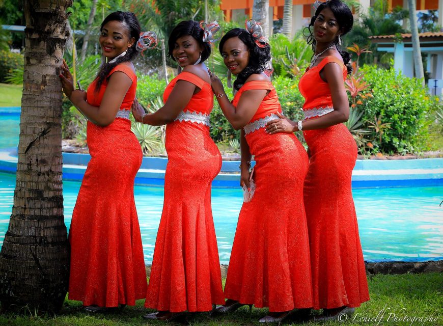 Les jeunes filles d'honneur en robes de gala