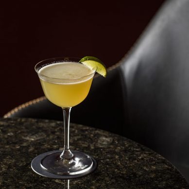 Cocktail au rhum: Golden Daiquiri facile à faire. 